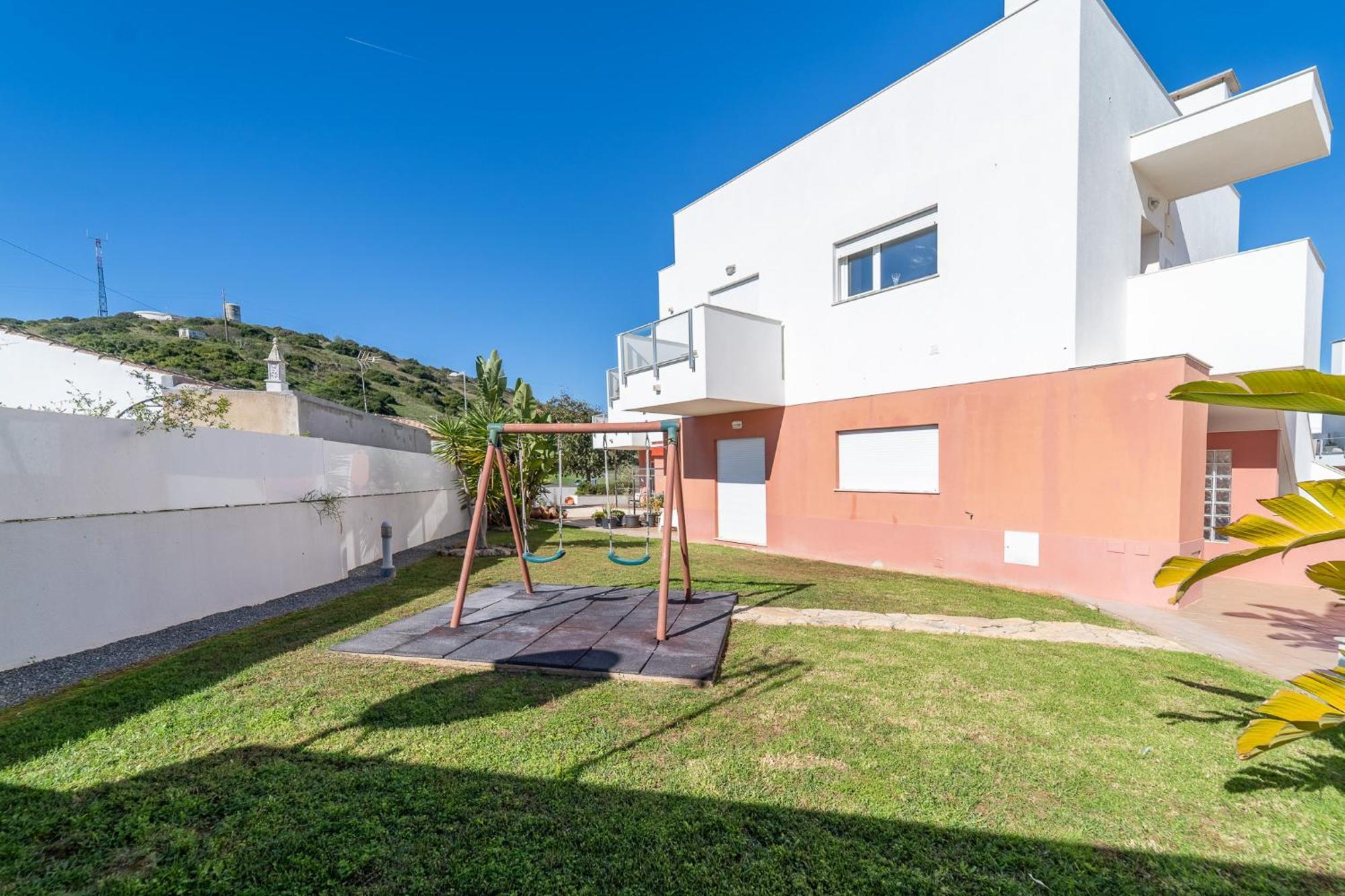 Burguna Apartment, 500m From Apartment